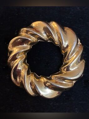 VINTAGE EUC GOLD
TONE WREATH BROOCH
SIGNED AAI